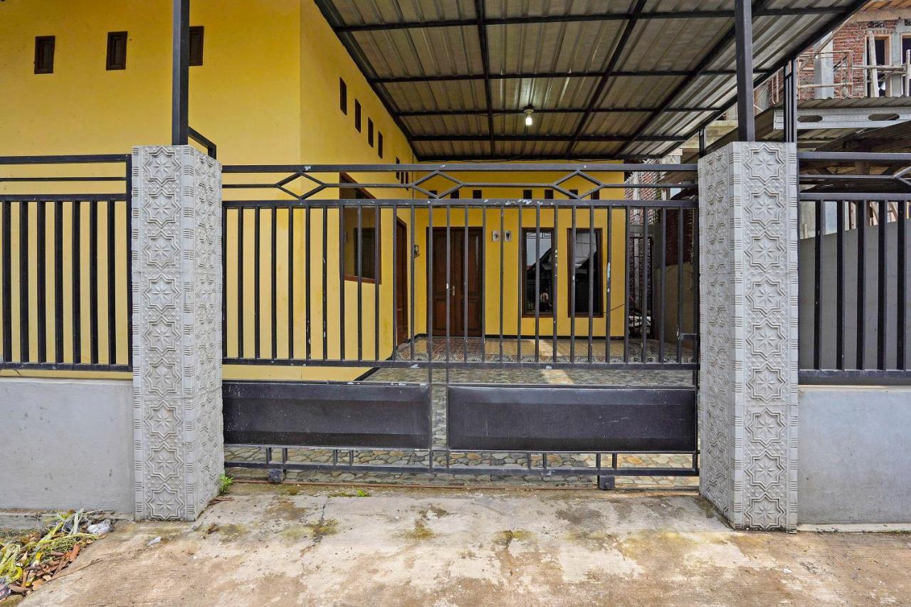 Oyo Life 91869 Insan Mulia Kost Syariah Hotel Mojokerto Exterior photo